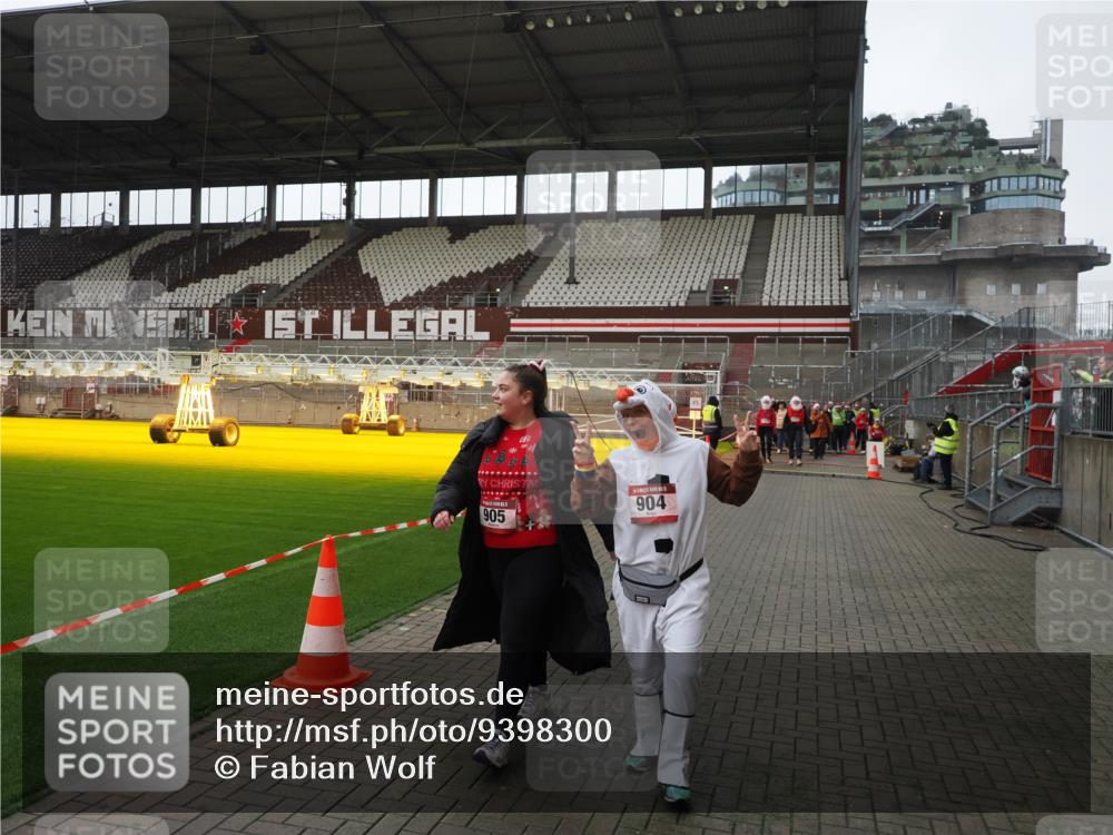 07.12.2025 - St. Pauli X-Mass-Run No. 15 Fabian Wolf http://msf.ph/oto/9398300 07.12.2025 10:50:18 Ziel 40, 904, 905, 4110, 4111 meine-sportfotos.de