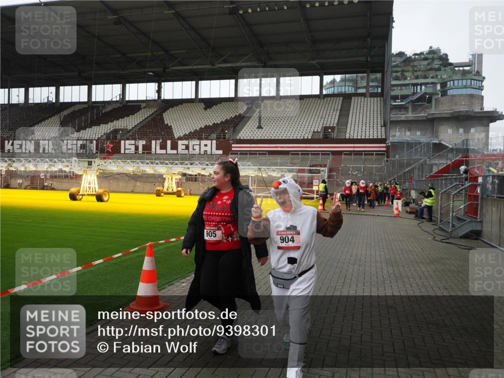 07.12.2025 - St. Pauli X-Mass-Run No. 15 Fabian Wolf http://msf.ph/oto/9398301 07.12.2025 10:50:19 Ziel 40, 904, 905, 4110, 4111, 4756 meine-sportfotos.de
