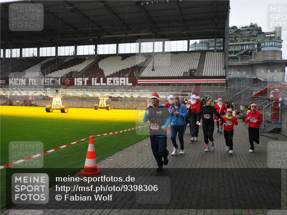 07.12.2025 - St. Pauli X-Mass-Run No. 15 Fabian Wolf http://msf.ph/oto/9398306 07.12.2025 10:50:29 Ziel 2250, 2460, 2582, 2583, 2584, 3287, 3291, 3368, 4075, 4110, 4111, 4756, 4757, 4759 meine-sportfotos.de
