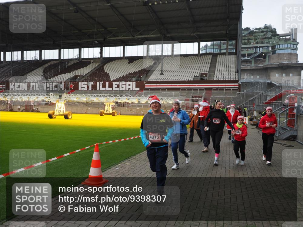 07.12.2025 - St. Pauli X-Mass-Run No. 15 Fabian Wolf http://msf.ph/oto/9398307 07.12.2025 10:50:29 Ziel 2250, 2460, 2582, 2583, 2584, 3287, 3291, 3368, 4075, 4110, 4111, 4756, 4757, 4759 meine-sportfotos.de