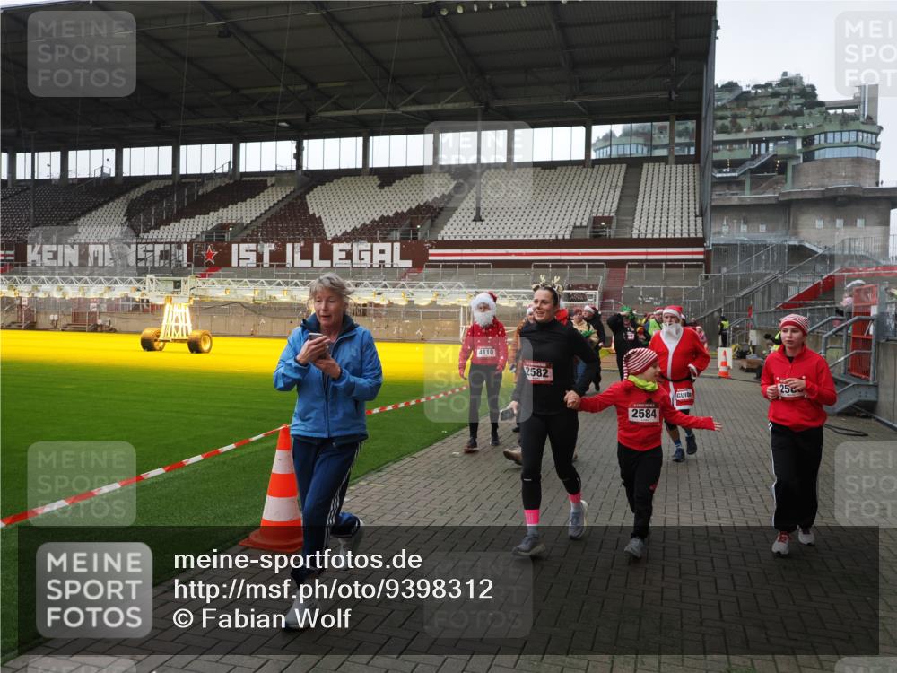 07.12.2025 - St. Pauli X-Mass-Run No. 15 Fabian Wolf http://msf.ph/oto/9398312 07.12.2025 10:50:30 Ziel 2250, 2460, 2582, 2583, 2584, 3287, 3291, 3368, 4075, 4110, 4111, 4756, 4757, 4759 meine-sportfotos.de
