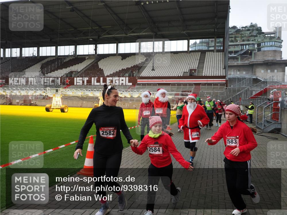 07.12.2025 - St. Pauli X-Mass-Run No. 15 Fabian Wolf http://msf.ph/oto/9398316 07.12.2025 10:50:31 Ziel 2250, 2460, 2582, 2583, 2584, 3287, 3291, 3368, 4075, 4110, 4111, 4756, 4757, 4759 meine-sportfotos.de