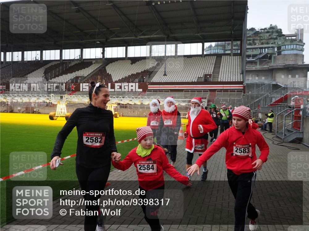 07.12.2025 - St. Pauli X-Mass-Run No. 15 Fabian Wolf http://msf.ph/oto/9398317 07.12.2025 10:50:31 Ziel 2250, 2460, 2582, 2583, 2584, 3287, 3291, 3368, 4075, 4110, 4111, 4756, 4757, 4759 meine-sportfotos.de