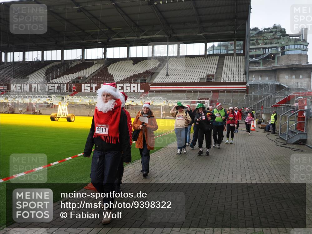 07.12.2025 - St. Pauli X-Mass-Run No. 15 Fabian Wolf http://msf.ph/oto/9398322 07.12.2025 10:50:33 Ziel 1726, 1729, 2250, 2460, 2582, 2583, 2584, 3287, 3291, 3368, 4075, 4110, 4111, 4756, 4757, 4759 meine-sportfotos.de