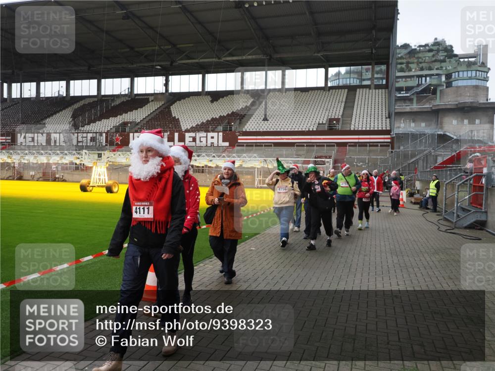 07.12.2025 - St. Pauli X-Mass-Run No. 15 Fabian Wolf http://msf.ph/oto/9398323 07.12.2025 10:50:34 Ziel 1726, 1729, 2250, 2460, 2582, 2583, 2584, 3287, 3291, 3368, 4075, 4110, 4111, 4756, 4757, 4759 meine-sportfotos.de