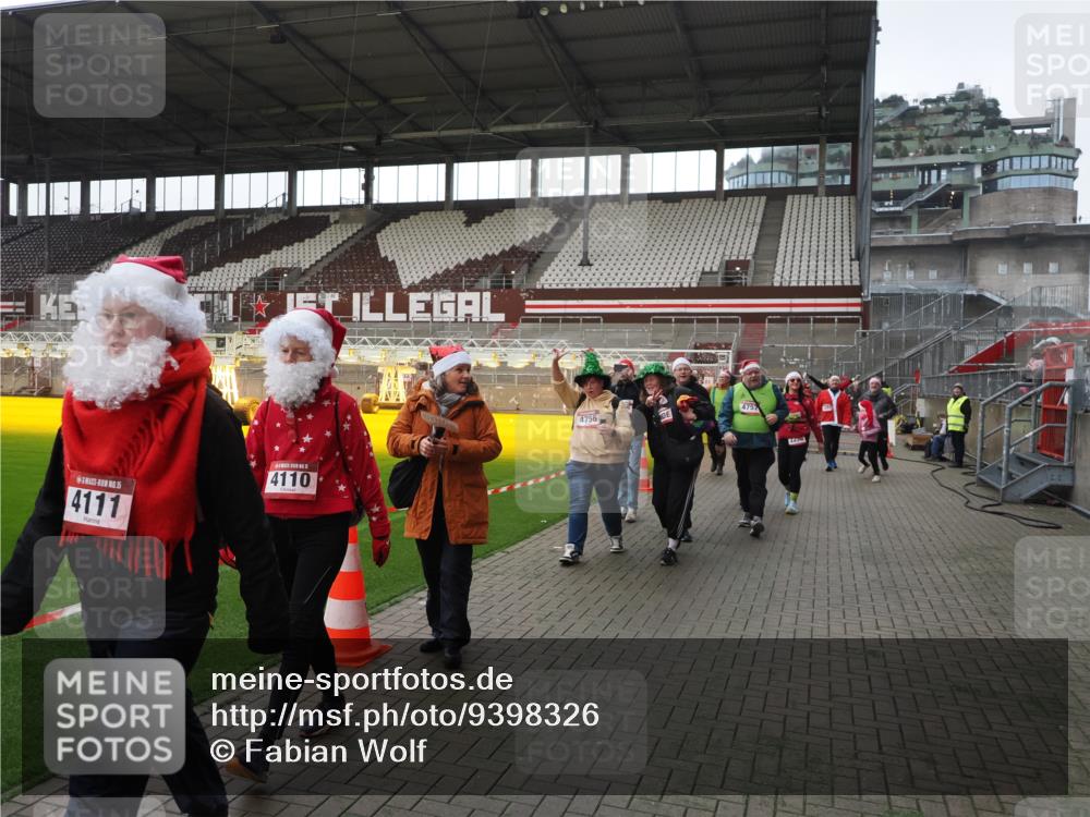 07.12.2025 - St. Pauli X-Mass-Run No. 15 Fabian Wolf http://msf.ph/oto/9398326 07.12.2025 10:50:34 Ziel 1726, 1729, 2250, 2460, 2582, 2583, 2584, 3287, 3291, 3368, 4075, 4110, 4111, 4756, 4757, 4759 meine-sportfotos.de
