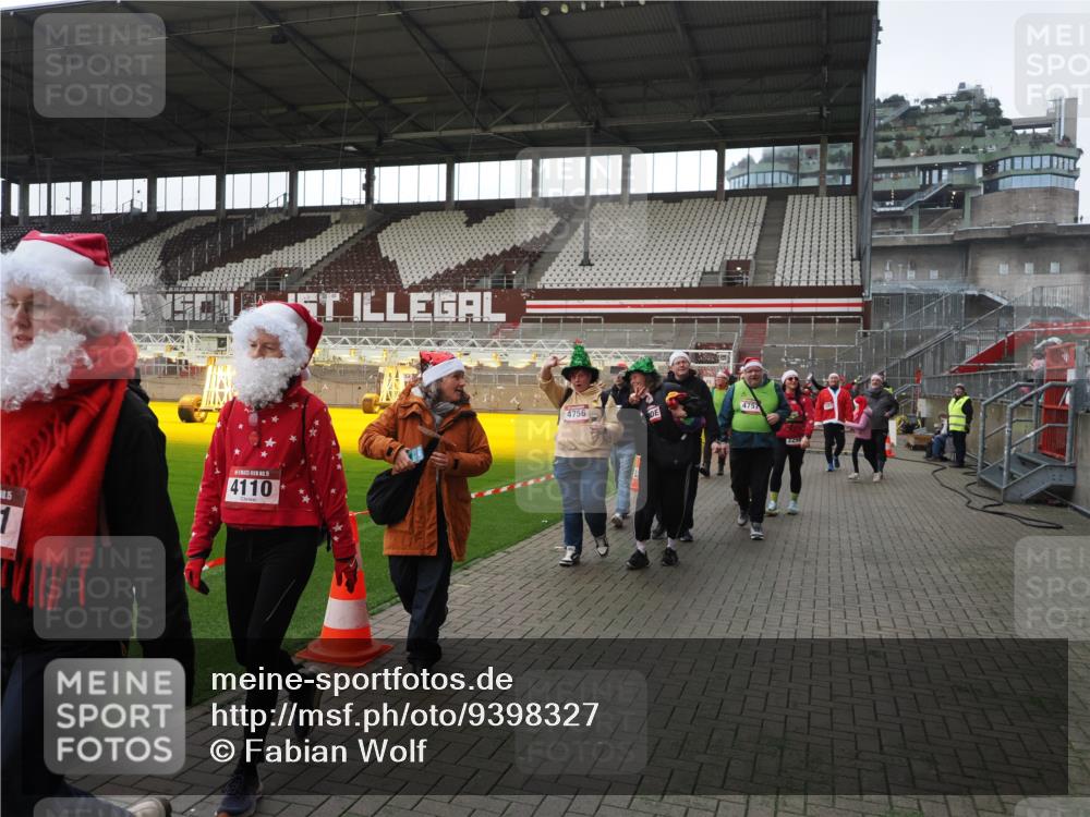 07.12.2025 - St. Pauli X-Mass-Run No. 15 Fabian Wolf http://msf.ph/oto/9398327 07.12.2025 10:50:34 Ziel 1726, 1729, 2250, 2460, 2582, 2583, 2584, 3287, 3291, 3368, 4075, 4110, 4111, 4756, 4757, 4759 meine-sportfotos.de