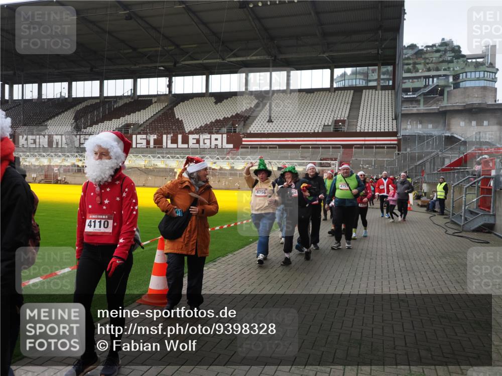 07.12.2025 - St. Pauli X-Mass-Run No. 15 Fabian Wolf http://msf.ph/oto/9398328 07.12.2025 10:50:35 Ziel 1726, 1729, 1730, 2250, 2460, 2582, 2583, 2584, 3287, 3291, 3368, 4075, 4110, 4111, 4756, 4757, 4759 meine-sportfotos.de