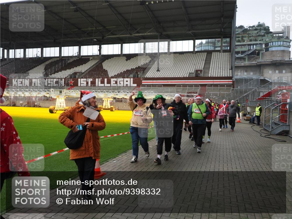 07.12.2025 - St. Pauli X-Mass-Run No. 15 Fabian Wolf http://msf.ph/oto/9398332 07.12.2025 10:50:35 Ziel 1726, 1729, 1730, 2250, 2460, 2582, 2583, 2584, 3287, 3291, 3368, 4075, 4110, 4111, 4756, 4757, 4759 meine-sportfotos.de
