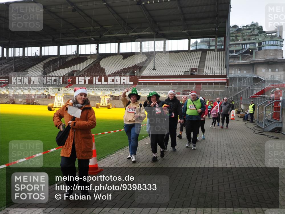 07.12.2025 - St. Pauli X-Mass-Run No. 15 Fabian Wolf http://msf.ph/oto/9398333 07.12.2025 10:50:36 Ziel 1726, 1729, 1730, 2250, 2460, 2582, 2583, 2584, 3287, 3291, 3368, 4075, 4110, 4111, 4756, 4757, 4759 meine-sportfotos.de