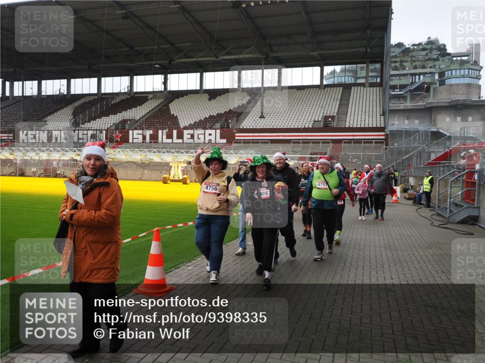 07.12.2025 - St. Pauli X-Mass-Run No. 15 Fabian Wolf http://msf.ph/oto/9398335 07.12.2025 10:50:36 Ziel 1726, 1729, 1730, 2250, 2460, 2582, 2583, 2584, 3287, 3291, 3368, 4075, 4110, 4111, 4756, 4757, 4759 meine-sportfotos.de