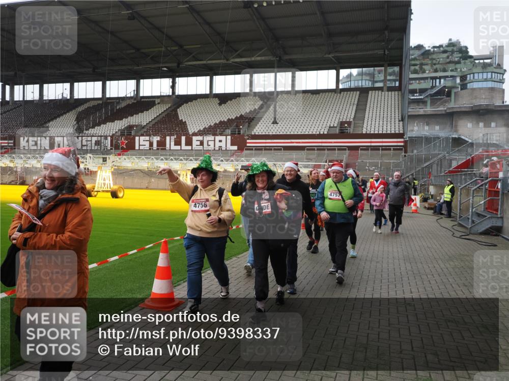 07.12.2025 - St. Pauli X-Mass-Run No. 15 Fabian Wolf http://msf.ph/oto/9398337 07.12.2025 10:50:36 Ziel 1726, 1729, 1730, 2250, 2460, 2582, 2583, 2584, 3287, 3291, 3368, 4075, 4110, 4111, 4756, 4757, 4759 meine-sportfotos.de