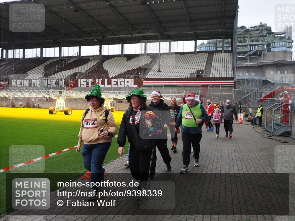 07.12.2025 - St. Pauli X-Mass-Run No. 15 Fabian Wolf http://msf.ph/oto/9398339 07.12.2025 10:50:37 Ziel 1726, 1729, 1730, 2250, 2460, 2582, 2583, 2584, 3287, 3291, 3368, 4075, 4756, 4757, 4759 meine-sportfotos.de