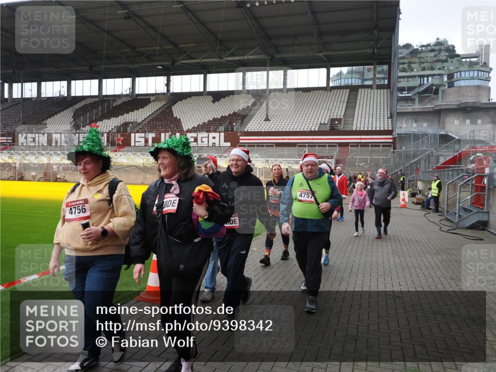 07.12.2025 - St. Pauli X-Mass-Run No. 15 Fabian Wolf http://msf.ph/oto/9398342 07.12.2025 10:50:38 Ziel 1726, 1729, 1730, 2250, 2460, 2582, 2583, 2584, 3287, 3291, 3368, 4075, 4756, 4757, 4759 meine-sportfotos.de
