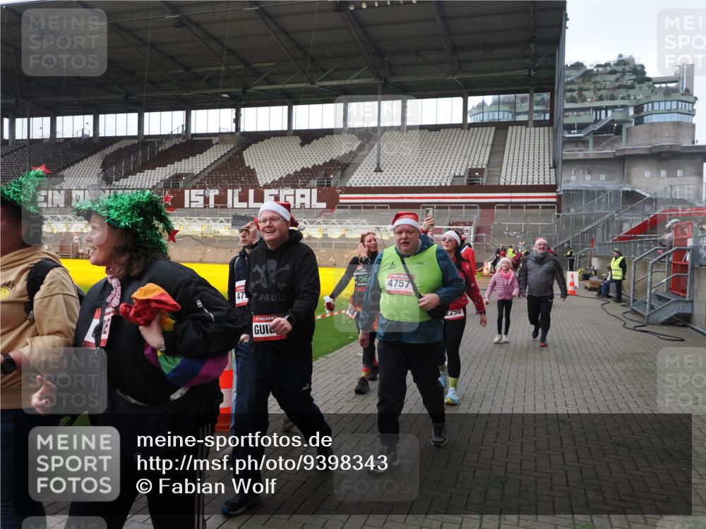 07.12.2025 - St. Pauli X-Mass-Run No. 15 Fabian Wolf http://msf.ph/oto/9398343 07.12.2025 10:50:38 Ziel 1726, 1729, 1730, 2250, 2460, 2582, 2583, 2584, 3287, 3291, 3368, 4075, 4756, 4757, 4759 meine-sportfotos.de