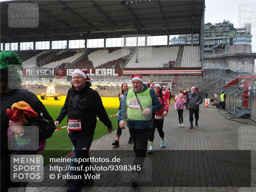 07.12.2025 - St. Pauli X-Mass-Run No. 15 Fabian Wolf http://msf.ph/oto/9398345 07.12.2025 10:50:38 Ziel 1726, 1729, 1730, 2250, 2460, 2582, 2583, 2584, 3287, 3291, 3368, 4075, 4756, 4757, 4759 meine-sportfotos.de