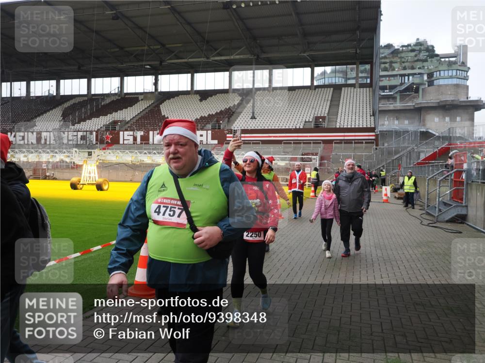 07.12.2025 - St. Pauli X-Mass-Run No. 15 Fabian Wolf http://msf.ph/oto/9398348 07.12.2025 10:50:40 Ziel 1726, 1729, 1730, 2250, 2460, 2582, 2583, 2584, 2763, 3287, 3291, 3368, 4075, 4757, 4759, 4760 meine-sportfotos.de
