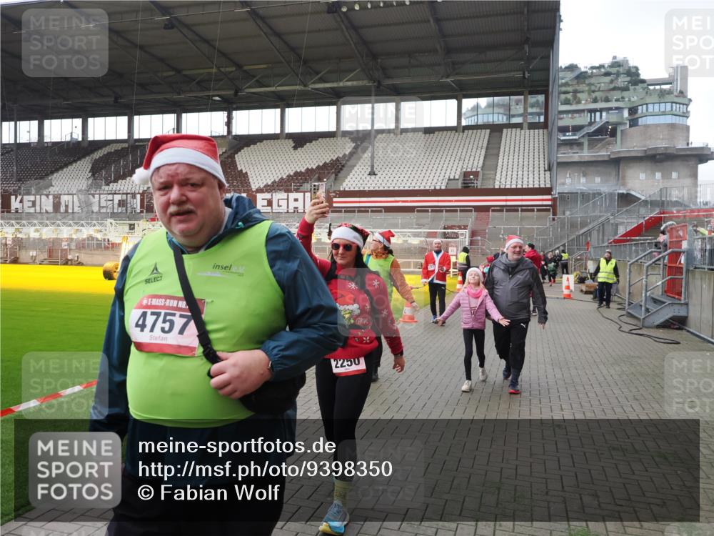 07.12.2025 - St. Pauli X-Mass-Run No. 15 Fabian Wolf http://msf.ph/oto/9398350 07.12.2025 10:50:40 Ziel 1726, 1729, 1730, 2250, 2460, 2582, 2583, 2584, 2763, 3287, 3291, 3368, 4075, 4757, 4759, 4760 meine-sportfotos.de