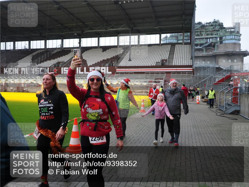 07.12.2025 - St. Pauli X-Mass-Run No. 15 Fabian Wolf http://msf.ph/oto/9398352 07.12.2025 10:50:41 Ziel 564, 1726, 1729, 1730, 2250, 2460, 2583, 2763, 3287, 3291, 3368, 4075, 4537, 4760 meine-sportfotos.de