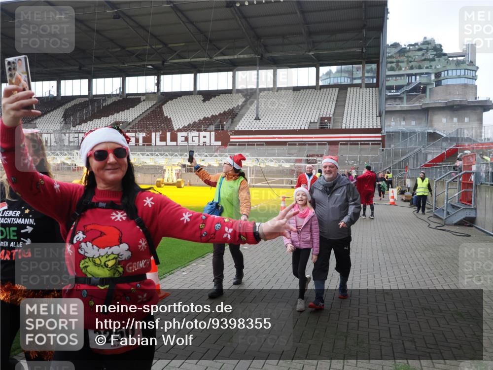 07.12.2025 - St. Pauli X-Mass-Run No. 15 Fabian Wolf http://msf.ph/oto/9398355 07.12.2025 10:50:41 Ziel 564, 1726, 1729, 1730, 2250, 2460, 2583, 2763, 3287, 3291, 3368, 4075, 4537, 4760 meine-sportfotos.de