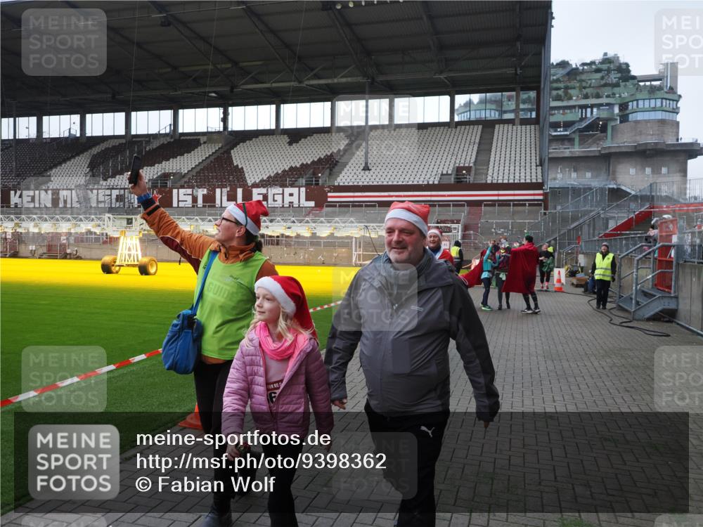07.12.2025 - St. Pauli X-Mass-Run No. 15 Fabian Wolf http://msf.ph/oto/9398362 07.12.2025 10:50:43 Ziel 564, 1726, 1729, 1730, 2250, 2460, 2763, 3287, 3368, 4535, 4537, 4760, 4881 meine-sportfotos.de