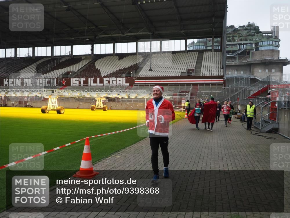 07.12.2025 - St. Pauli X-Mass-Run No. 15 Fabian Wolf http://msf.ph/oto/9398368 07.12.2025 10:50:45 Ziel 381, 564, 1726, 1729, 1730, 2250, 2460, 2763, 3368, 4535, 4537, 4760, 4881 meine-sportfotos.de