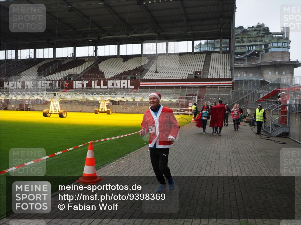 07.12.2025 - St. Pauli X-Mass-Run No. 15 Fabian Wolf http://msf.ph/oto/9398369 07.12.2025 10:50:45 Ziel 381, 564, 1726, 1729, 1730, 2250, 2460, 2763, 3368, 4535, 4537, 4760, 4881 meine-sportfotos.de