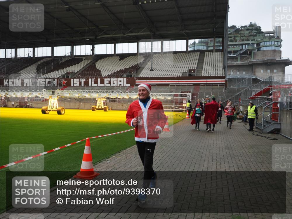 07.12.2025 - St. Pauli X-Mass-Run No. 15 Fabian Wolf http://msf.ph/oto/9398370 07.12.2025 10:50:45 Ziel 381, 564, 1726, 1729, 1730, 2250, 2460, 2763, 3368, 4535, 4537, 4760, 4881 meine-sportfotos.de