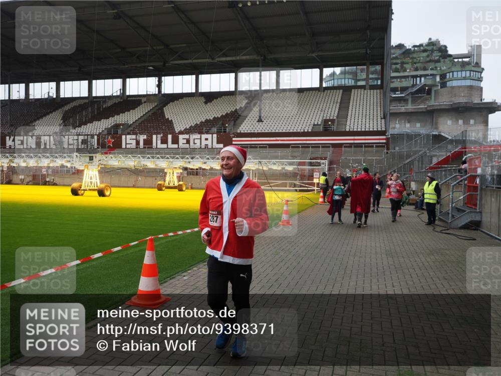 07.12.2025 - St. Pauli X-Mass-Run No. 15 Fabian Wolf http://msf.ph/oto/9398371 07.12.2025 10:50:45 Ziel 381, 564, 1726, 1729, 1730, 2250, 2460, 2763, 3368, 4535, 4537, 4760, 4881 meine-sportfotos.de
