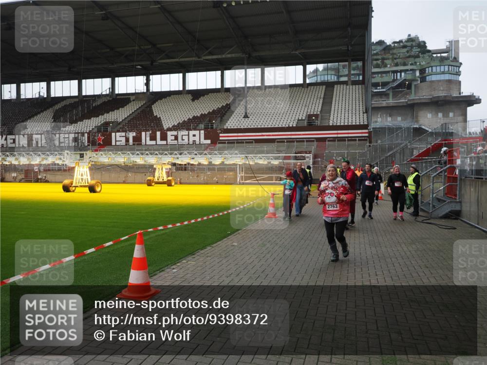 07.12.2025 - St. Pauli X-Mass-Run No. 15 Fabian Wolf http://msf.ph/oto/9398372 07.12.2025 10:50:49 Ziel 381, 564, 1726, 1729, 1730, 2737, 2738, 2763, 3368, 4535, 4537, 4760, 4881 meine-sportfotos.de