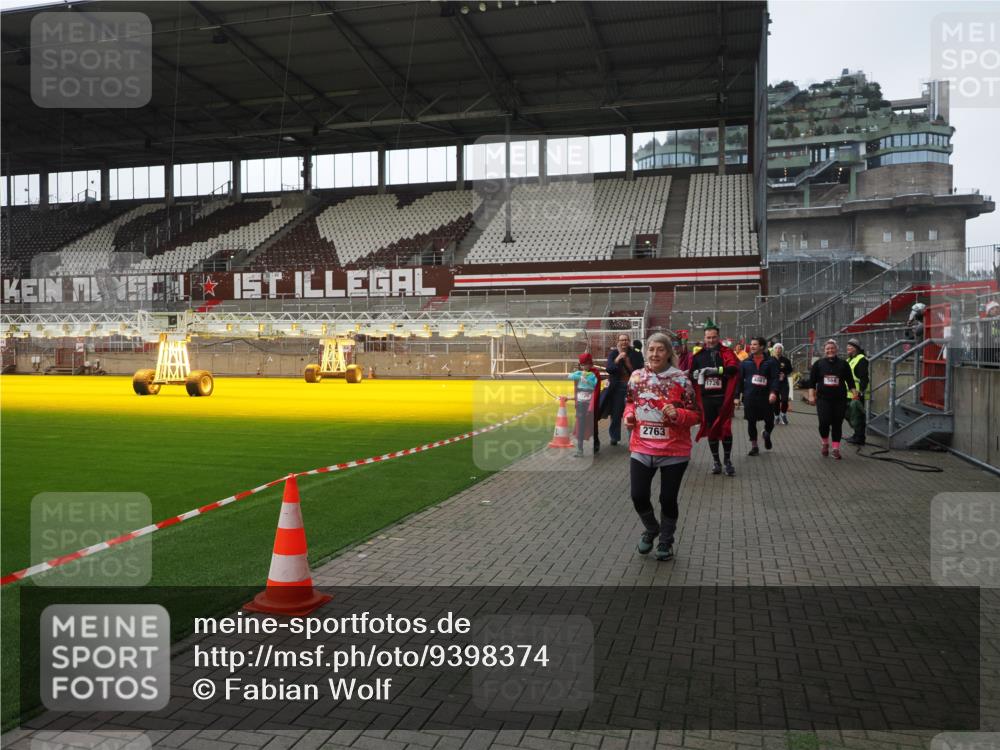 07.12.2025 - St. Pauli X-Mass-Run No. 15 Fabian Wolf http://msf.ph/oto/9398374 07.12.2025 10:50:49 Ziel 381, 564, 1726, 1729, 1730, 2737, 2738, 2763, 3368, 4535, 4537, 4760, 4881 meine-sportfotos.de