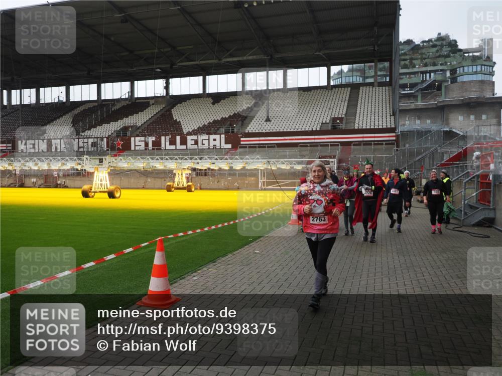 07.12.2025 - St. Pauli X-Mass-Run No. 15 Fabian Wolf http://msf.ph/oto/9398375 07.12.2025 10:50:50 Ziel 381, 564, 1726, 1729, 1730, 2737, 2738, 2763, 4535, 4537, 4760, 4881 meine-sportfotos.de