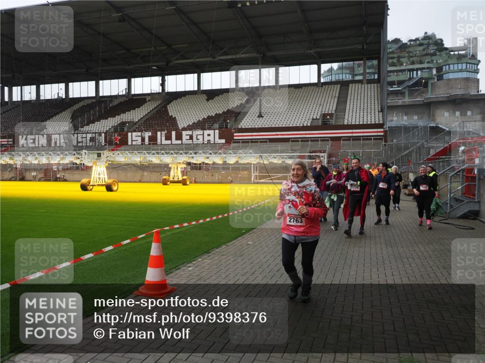 07.12.2025 - St. Pauli X-Mass-Run No. 15 Fabian Wolf http://msf.ph/oto/9398376 07.12.2025 10:50:50 Ziel 381, 564, 1726, 1729, 1730, 2737, 2738, 2763, 4535, 4537, 4760, 4881 meine-sportfotos.de