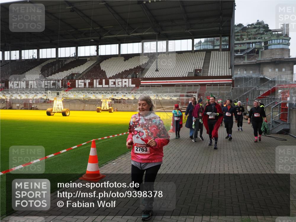 07.12.2025 - St. Pauli X-Mass-Run No. 15 Fabian Wolf http://msf.ph/oto/9398378 07.12.2025 10:50:51 Ziel 249, 381, 564, 1726, 1729, 1730, 2737, 2738, 2763, 4535, 4537, 4760, 4881 meine-sportfotos.de