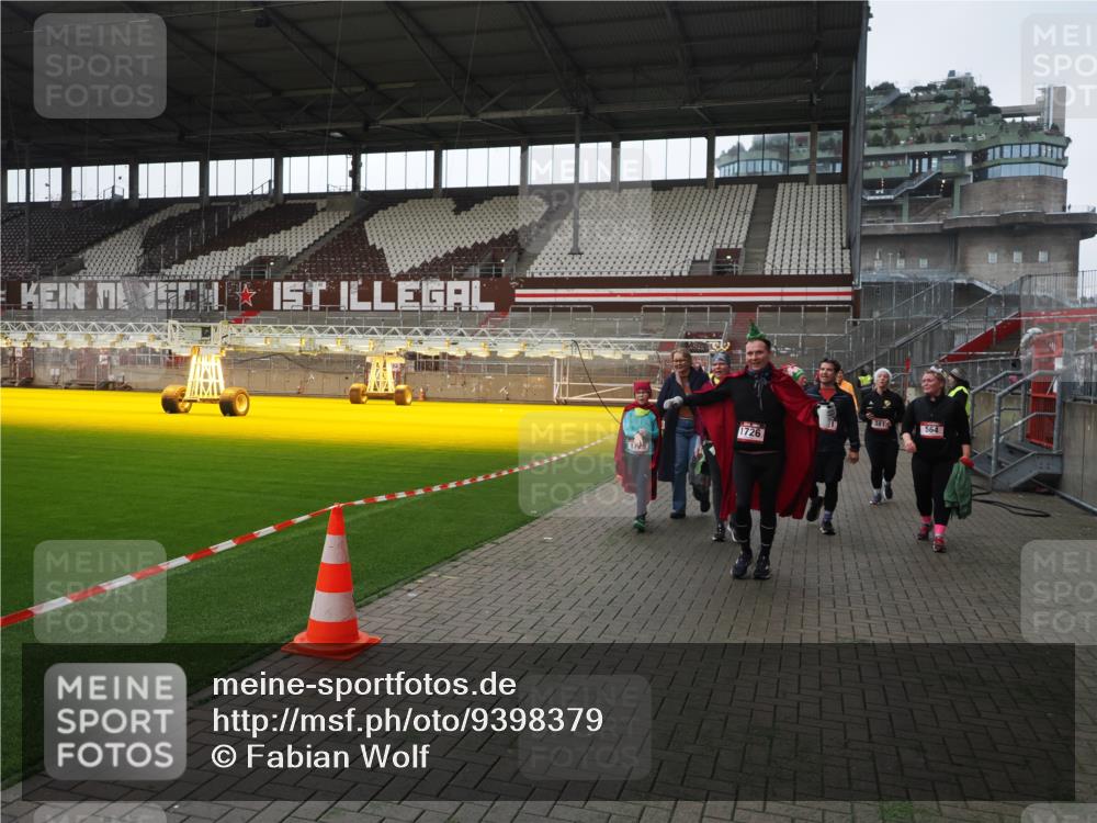 07.12.2025 - St. Pauli X-Mass-Run No. 15 Fabian Wolf http://msf.ph/oto/9398379 07.12.2025 10:50:52 Ziel 249, 381, 564, 1726, 1729, 1730, 2737, 2738, 2763, 4535, 4537, 4760, 4881 meine-sportfotos.de