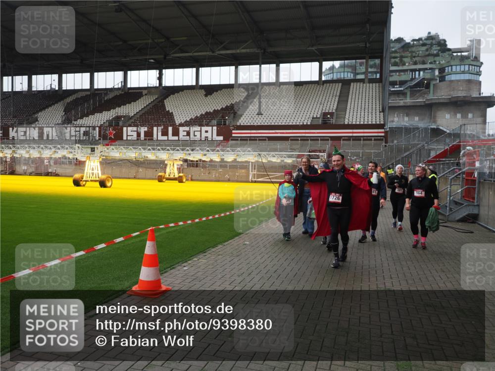 07.12.2025 - St. Pauli X-Mass-Run No. 15 Fabian Wolf http://msf.ph/oto/9398380 07.12.2025 10:50:52 Ziel 249, 381, 564, 1726, 1729, 1730, 2737, 2738, 2763, 4535, 4537, 4760, 4881 meine-sportfotos.de