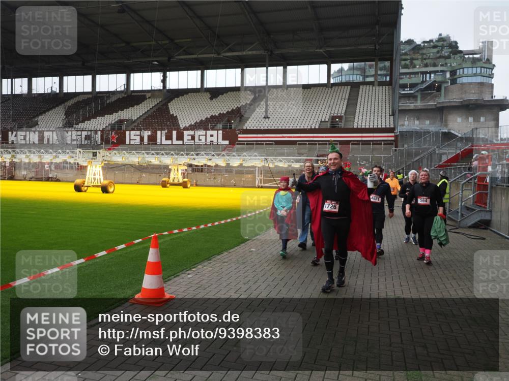 07.12.2025 - St. Pauli X-Mass-Run No. 15 Fabian Wolf http://msf.ph/oto/9398383 07.12.2025 10:50:53 Ziel 249, 381, 564, 769, 1726, 1729, 1730, 2737, 2738, 2763, 4535, 4537, 4760, 4881 meine-sportfotos.de