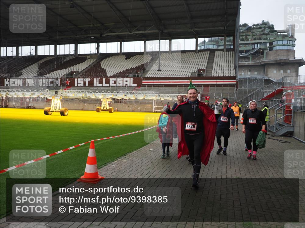 07.12.2025 - St. Pauli X-Mass-Run No. 15 Fabian Wolf http://msf.ph/oto/9398385 07.12.2025 10:50:53 Ziel 249, 381, 564, 769, 1726, 1729, 1730, 2737, 2738, 2763, 4535, 4537, 4760, 4881 meine-sportfotos.de