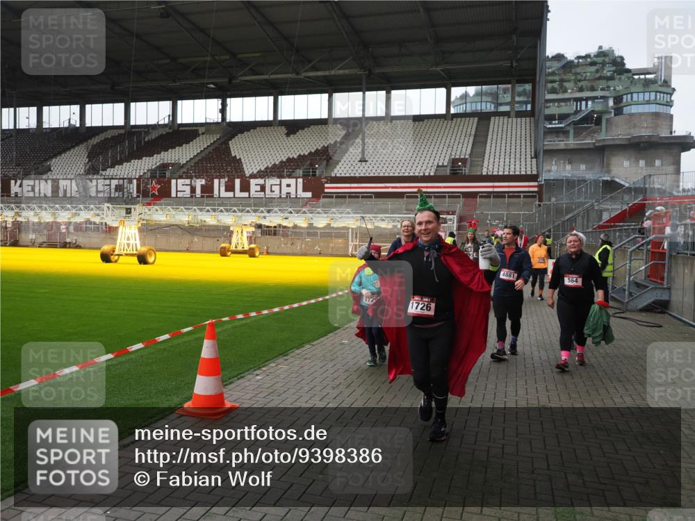 07.12.2025 - St. Pauli X-Mass-Run No. 15 Fabian Wolf http://msf.ph/oto/9398386 07.12.2025 10:50:53 Ziel 249, 381, 564, 769, 1726, 1729, 1730, 2737, 2738, 2763, 4535, 4537, 4760, 4881 meine-sportfotos.de