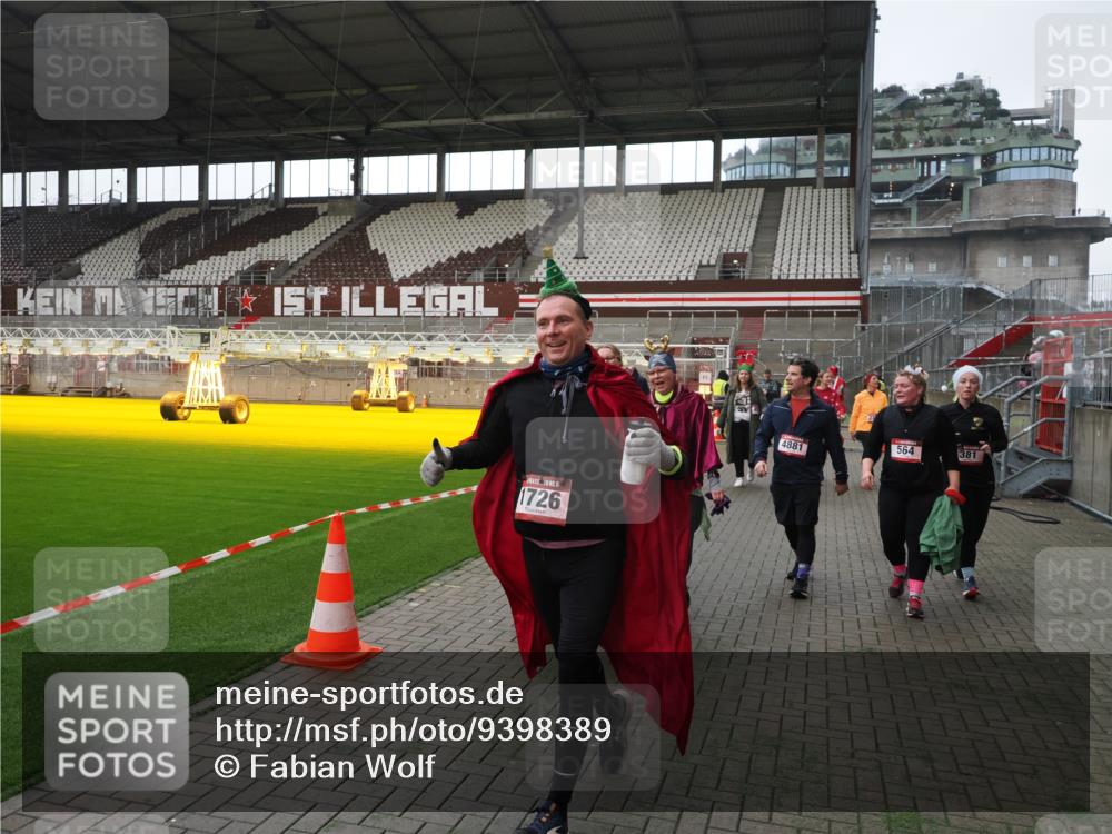 07.12.2025 - St. Pauli X-Mass-Run No. 15 Fabian Wolf http://msf.ph/oto/9398389 07.12.2025 10:50:54 Ziel 249, 381, 564, 769, 1730, 2737, 2738, 2763, 4535, 4537, 4760, 4881 meine-sportfotos.de