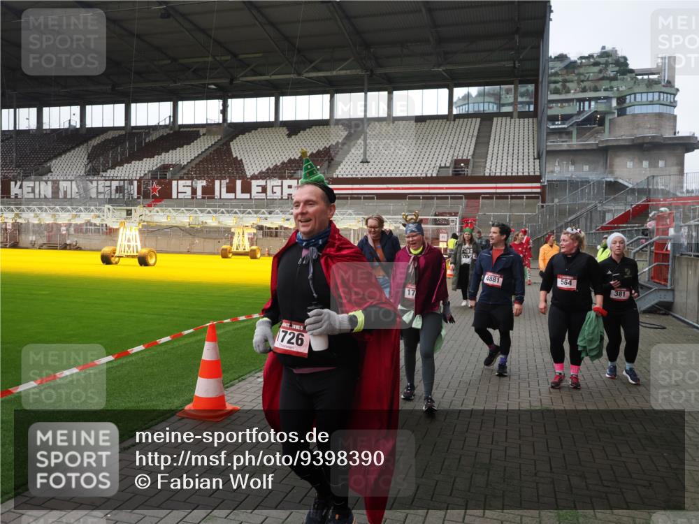 07.12.2025 - St. Pauli X-Mass-Run No. 15 Fabian Wolf http://msf.ph/oto/9398390 07.12.2025 10:50:54 Ziel 249, 381, 564, 769, 1730, 2737, 2738, 2763, 4535, 4537, 4760, 4881 meine-sportfotos.de