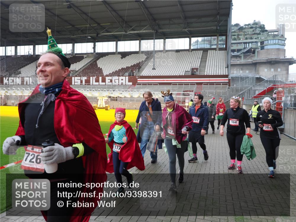 07.12.2025 - St. Pauli X-Mass-Run No. 15 Fabian Wolf http://msf.ph/oto/9398391 07.12.2025 10:50:55 Ziel 249, 381, 564, 769, 1730, 2737, 2738, 2763, 4535, 4537, 4760, 4881 meine-sportfotos.de