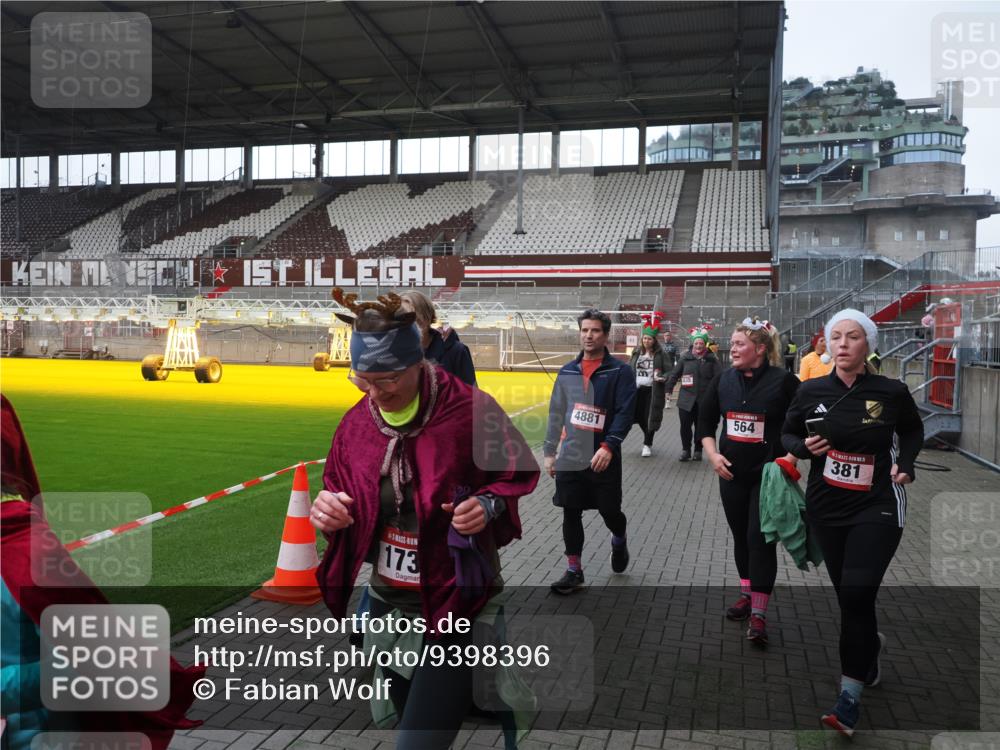 07.12.2025 - St. Pauli X-Mass-Run No. 15 Fabian Wolf http://msf.ph/oto/9398396 07.12.2025 10:50:56 Ziel 249, 381, 564, 769, 1691, 2737, 2738, 2763, 4535, 4537, 4760, 4881 meine-sportfotos.de