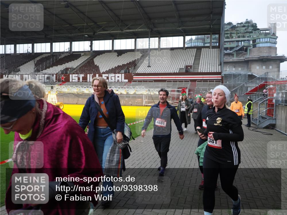 07.12.2025 - St. Pauli X-Mass-Run No. 15 Fabian Wolf http://msf.ph/oto/9398398 07.12.2025 10:50:56 Ziel 249, 381, 564, 769, 1691, 2737, 2738, 2763, 4535, 4537, 4760, 4881 meine-sportfotos.de