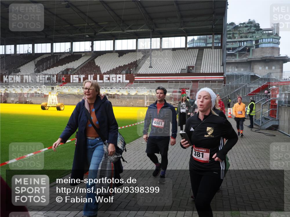 07.12.2025 - St. Pauli X-Mass-Run No. 15 Fabian Wolf http://msf.ph/oto/9398399 07.12.2025 10:50:56 Ziel 249, 381, 564, 769, 1691, 2737, 2738, 2763, 4535, 4537, 4760, 4881 meine-sportfotos.de