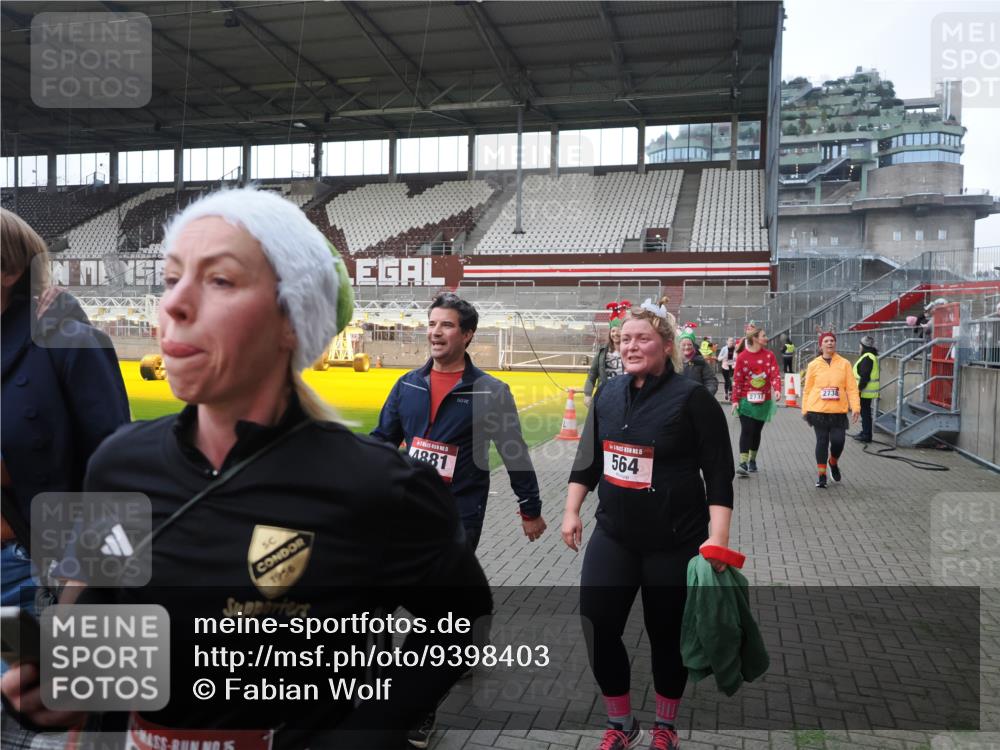 07.12.2025 - St. Pauli X-Mass-Run No. 15 Fabian Wolf http://msf.ph/oto/9398403 07.12.2025 10:50:57 Ziel 249, 381, 564, 769, 1691, 2737, 2738, 2763, 4535, 4537, 4760, 4881 meine-sportfotos.de