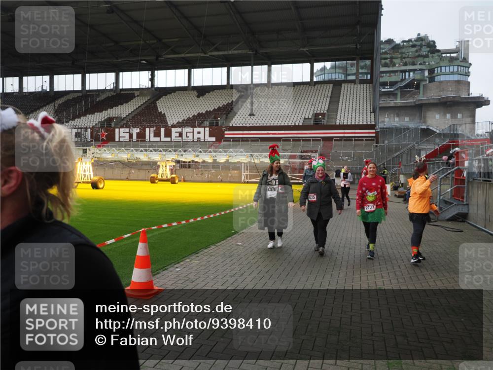 07.12.2025 - St. Pauli X-Mass-Run No. 15 Fabian Wolf http://msf.ph/oto/9398410 07.12.2025 10:50:59 Ziel 249, 381, 564, 769, 1691, 2737, 2738, 2763, 4535, 4537, 4760, 4881 meine-sportfotos.de