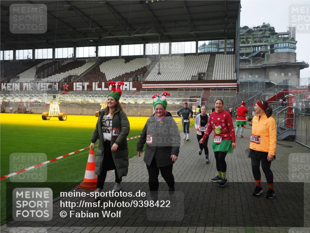 07.12.2025 - St. Pauli X-Mass-Run No. 15 Fabian Wolf http://msf.ph/oto/9398422 07.12.2025 10:51:02 Ziel 249, 381, 769, 1691, 2737, 2738, 4535, 4881 meine-sportfotos.de
