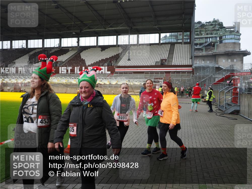 07.12.2025 - St. Pauli X-Mass-Run No. 15 Fabian Wolf http://msf.ph/oto/9398428 07.12.2025 10:51:03 Ziel 249, 381, 769, 1691, 2737, 2738 meine-sportfotos.de