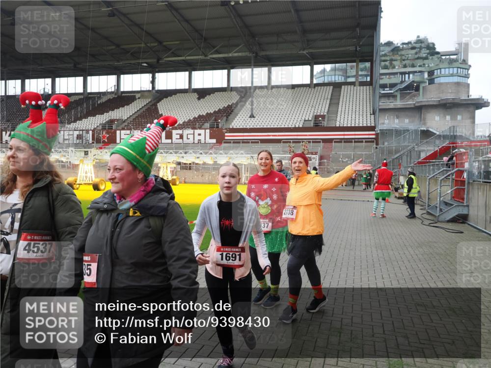 07.12.2025 - St. Pauli X-Mass-Run No. 15 Fabian Wolf http://msf.ph/oto/9398430 07.12.2025 10:51:04 Ziel 249, 381, 769, 1691, 2737, 2738 meine-sportfotos.de